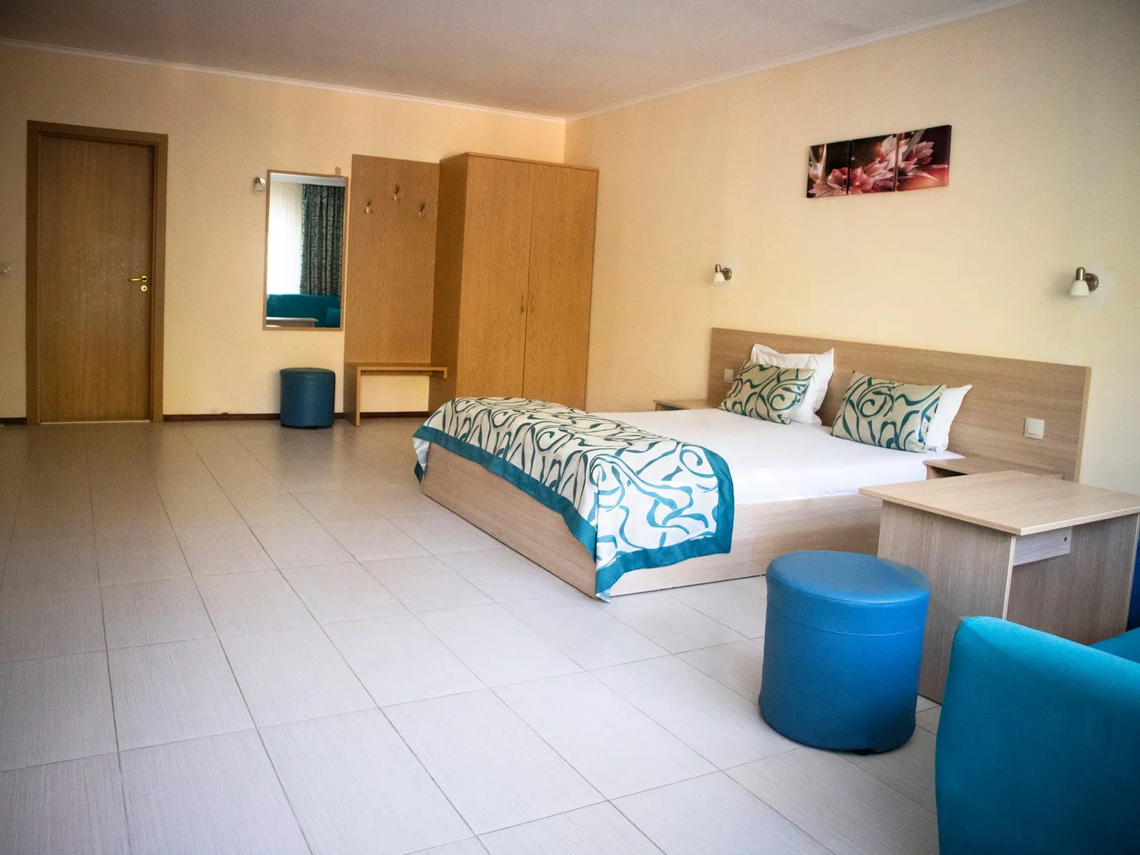 Family Room: double bed, wardrobe and the room entrance