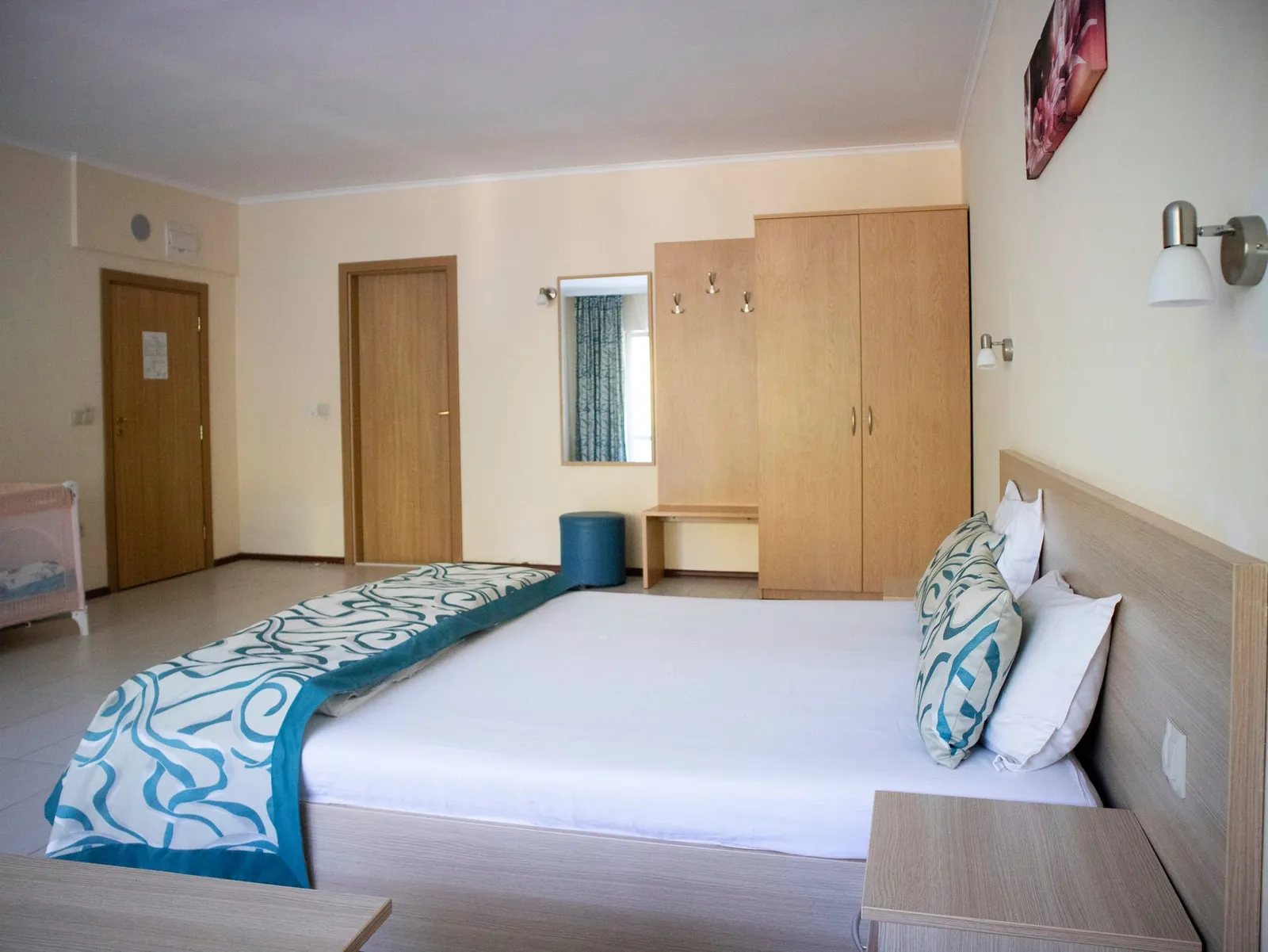 Family Room: double bed, wardrobe and the entrance door