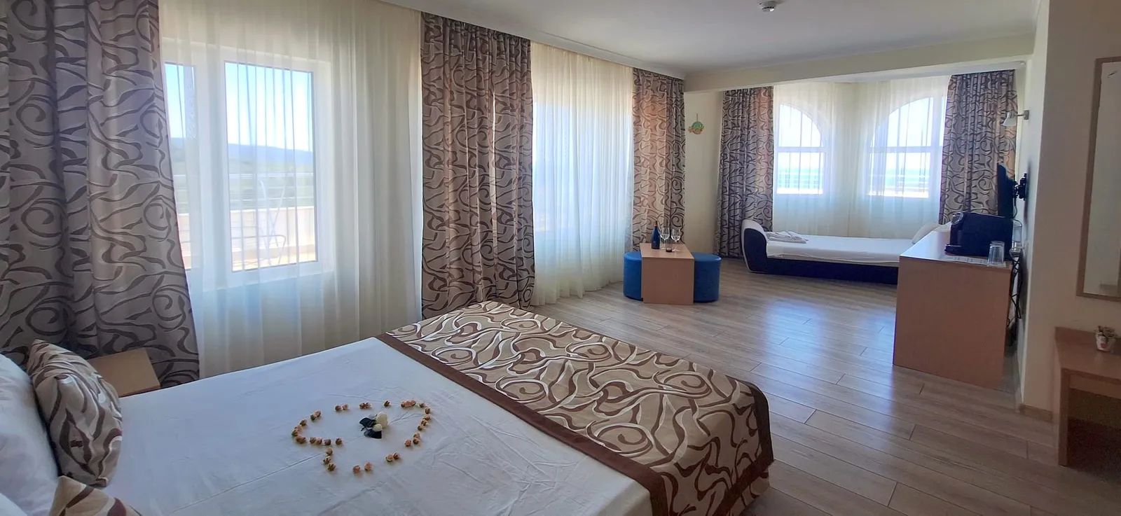 Panorama-Studio: Doppelbett und große Fenster im Studio