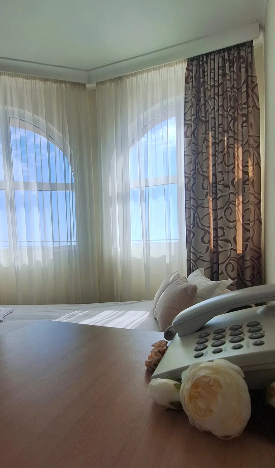Panorama-Studio: Rundbogenfenster und Telefon im Studio