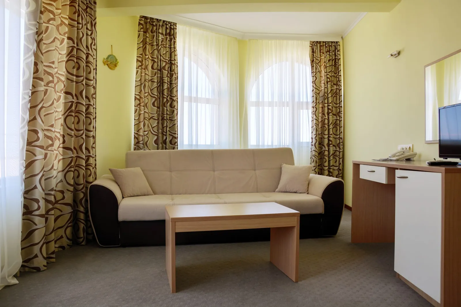 Panorama-Studio: Sofa, Couchtisch und Fernseher im Studio