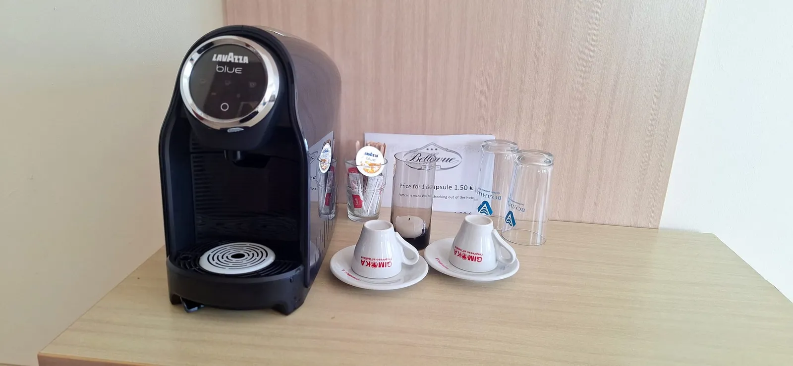 Panorama-Studio: Kaffeemaschine und Tassen im Studio