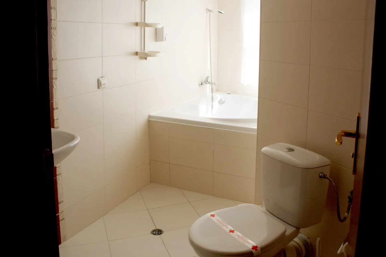 Panorama-Studio: Bad mit Badewanne und Waschbecken