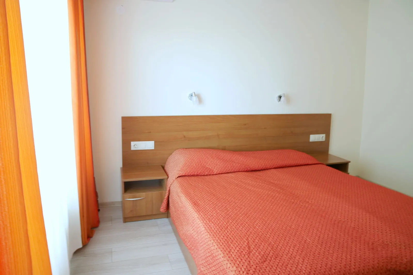 Einzelzimmer: Bett mit Nachttisch