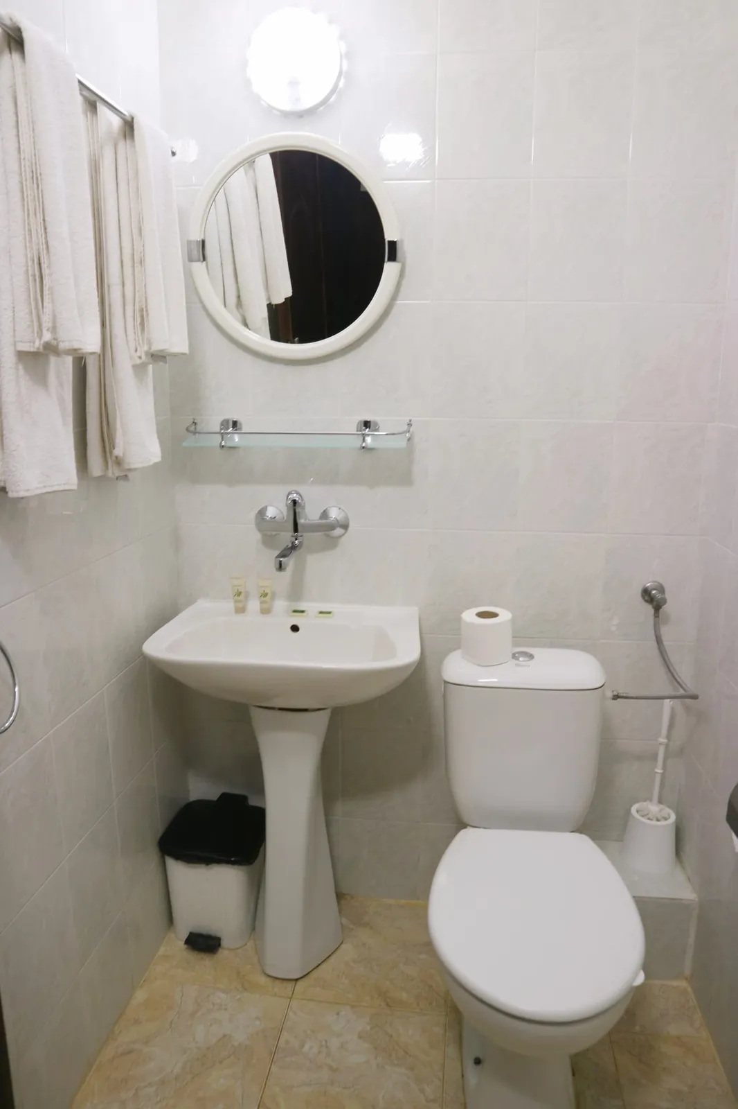 Einzelzimmer: Bad mit Waschbecken und WC