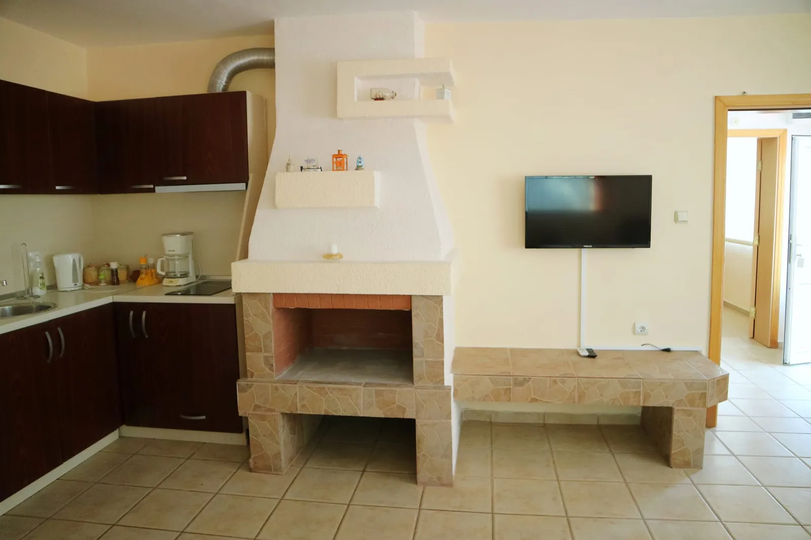 Villa: kitchenette with a fireplace and TV