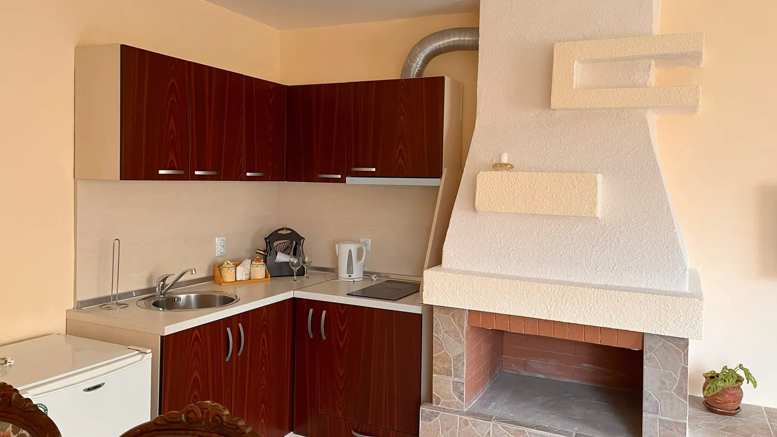 Villa: kitchen cabinets and fireplace in the villa