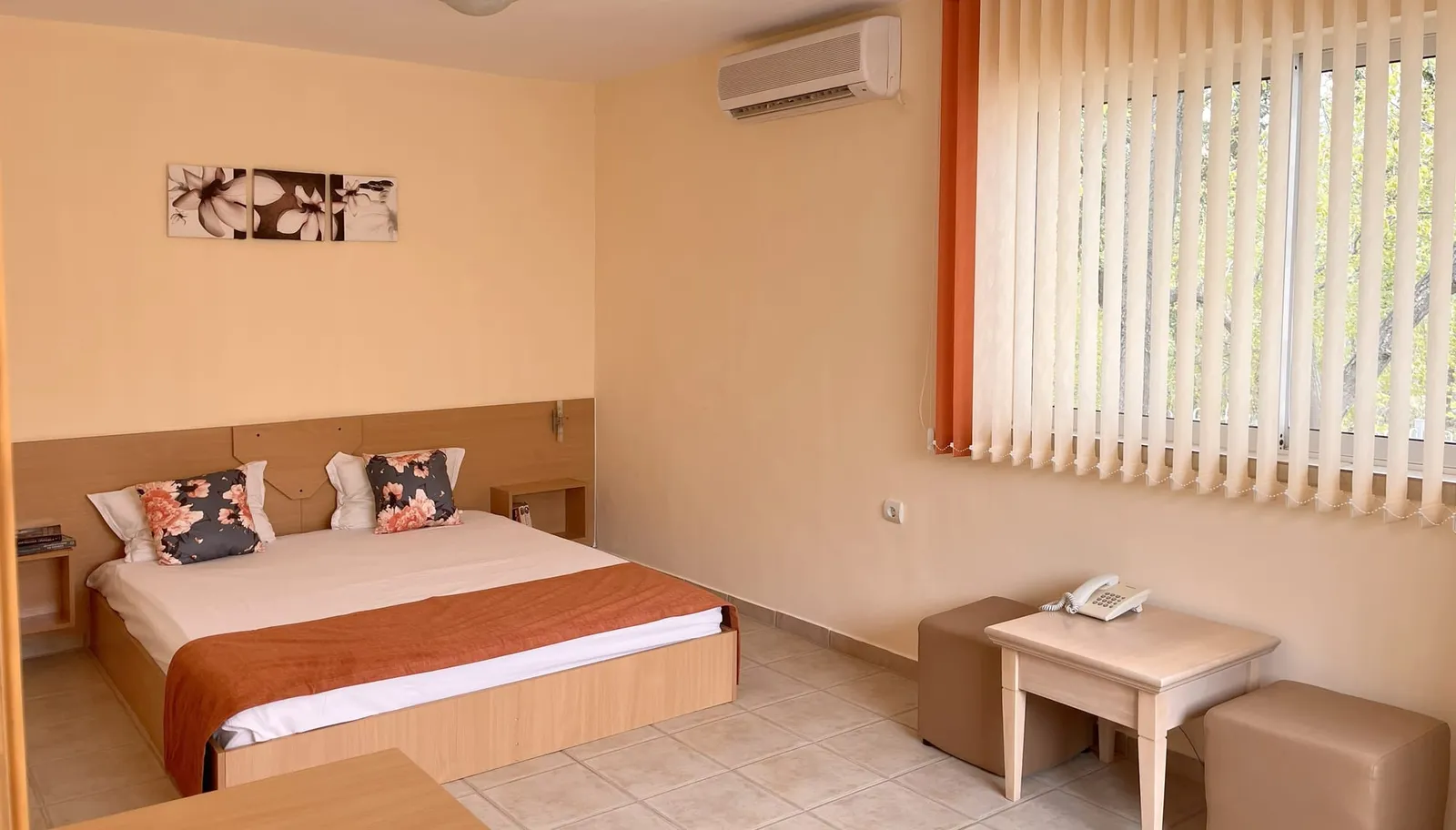 Villa: bedroom with a double bed and a nightstand