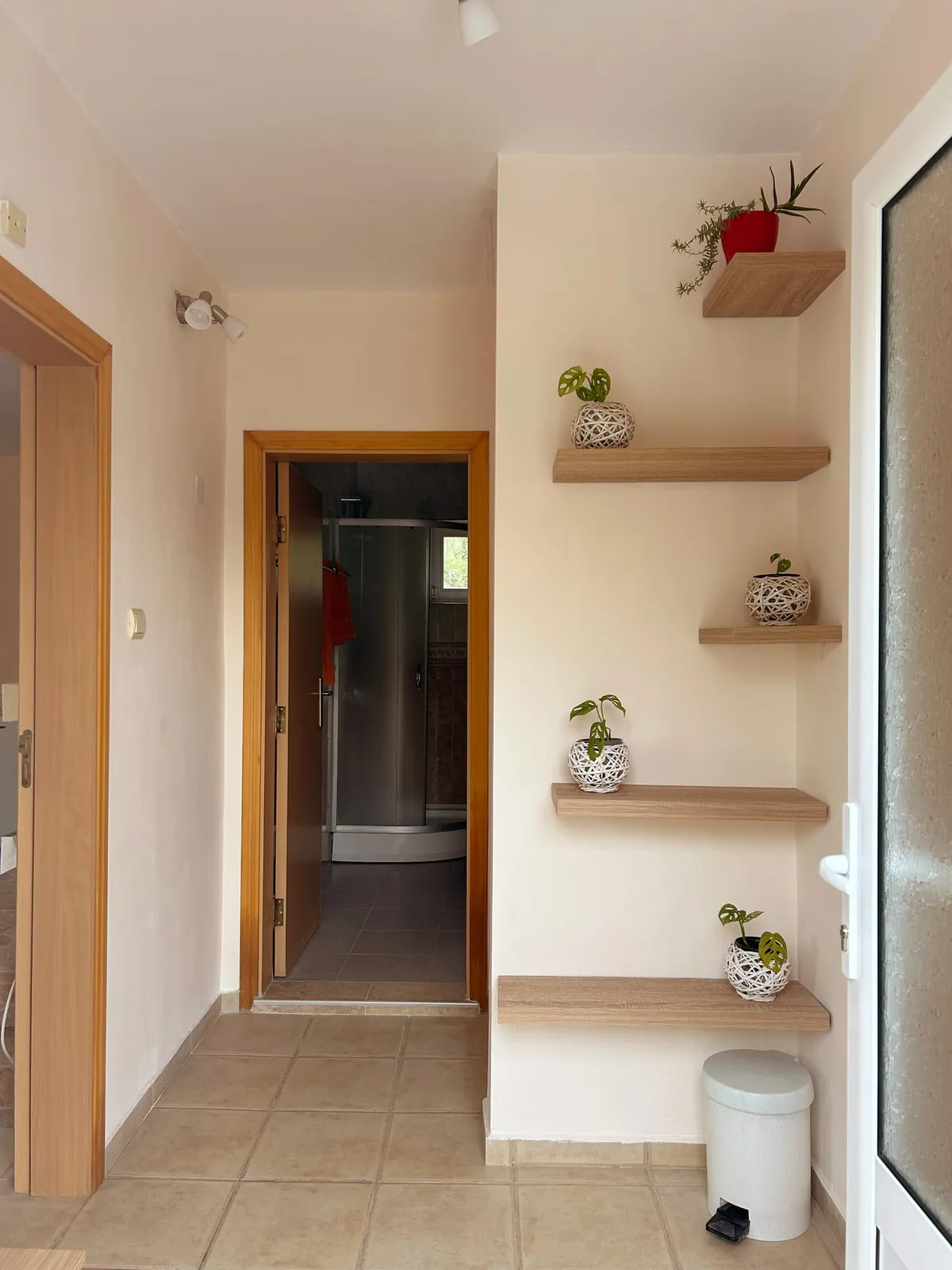 Villa: hallway with decorative shelves