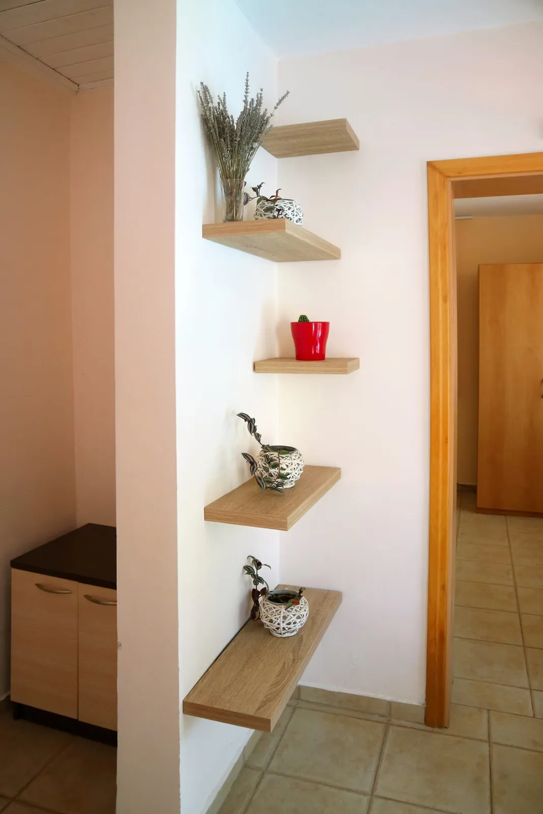 Villa: entrance hall with shelves and a door